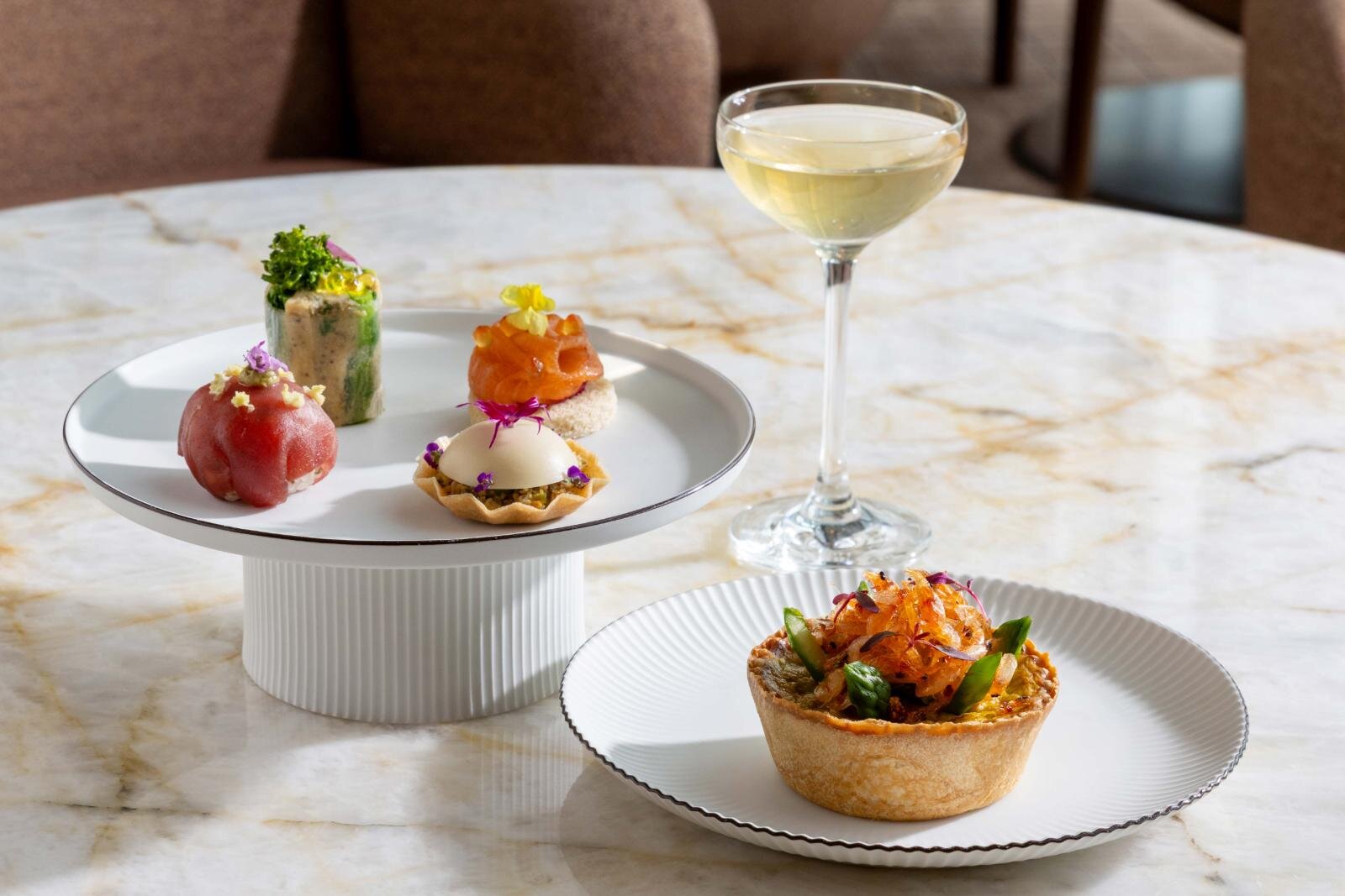 パーク ハイアット 東京“春の花着想”アフタヌーンティー、桜咲くシュークリームや手毬寿司をコースで｜写真2