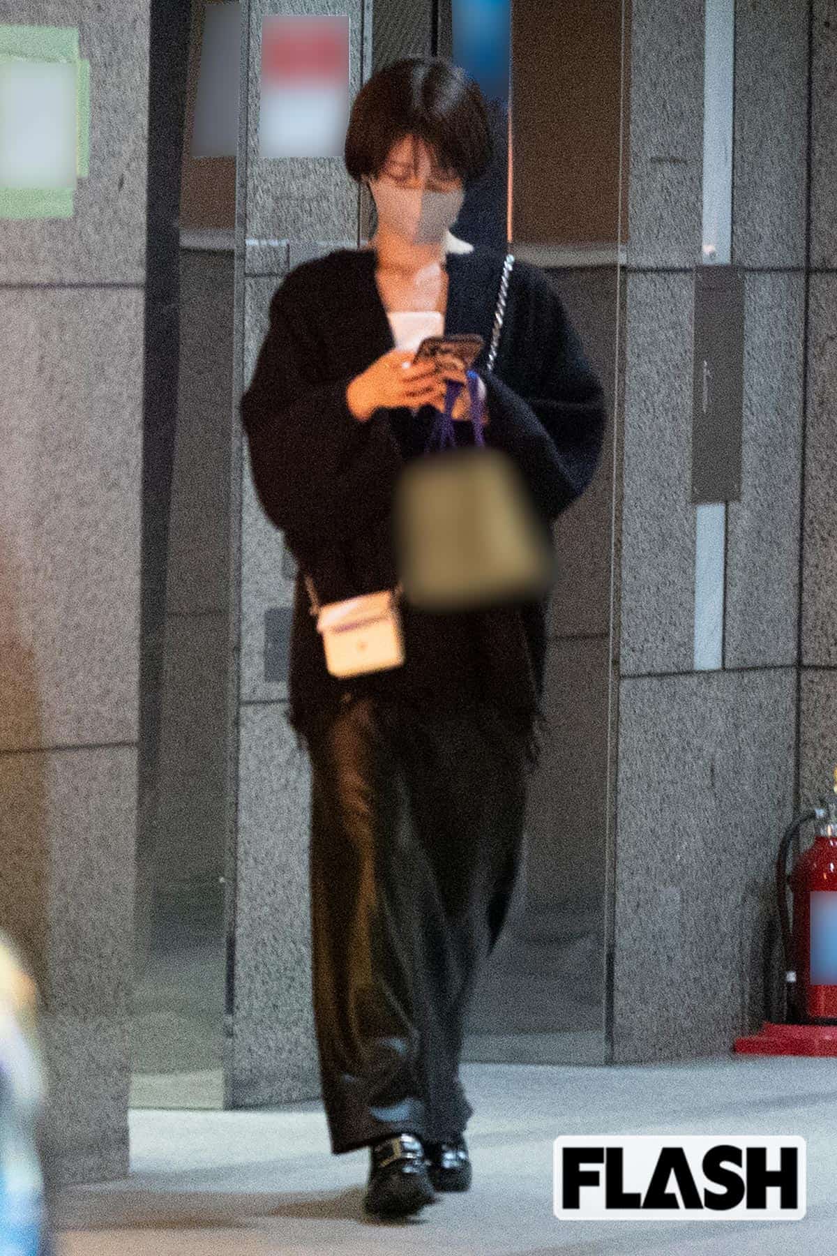 スマホに夢中な様子の浜辺美波（写真・吉田 豊）