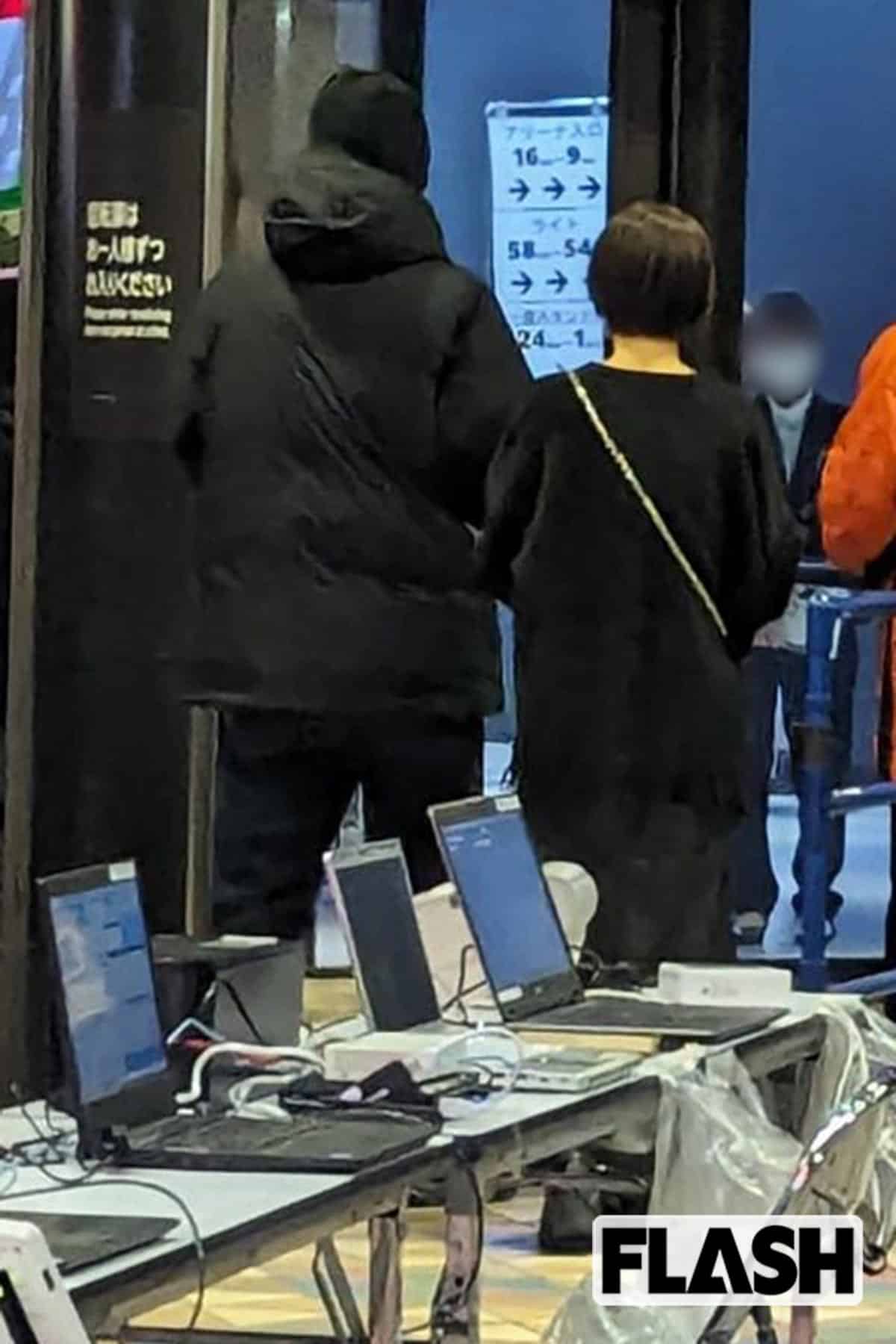 開園後、人気のないゲートを通りライブ会場に向かう浜辺美波と黒づくめの男性（写真・吉田 豊）