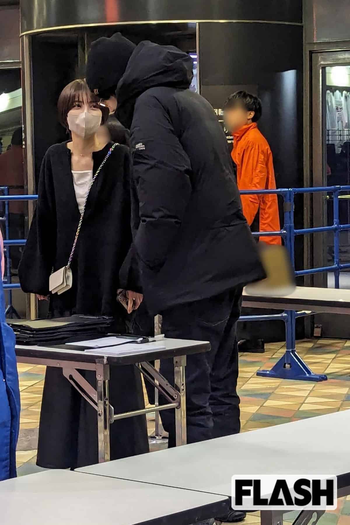 黒づくめの男性を見つめる浜辺美波（写真・吉田 豊）