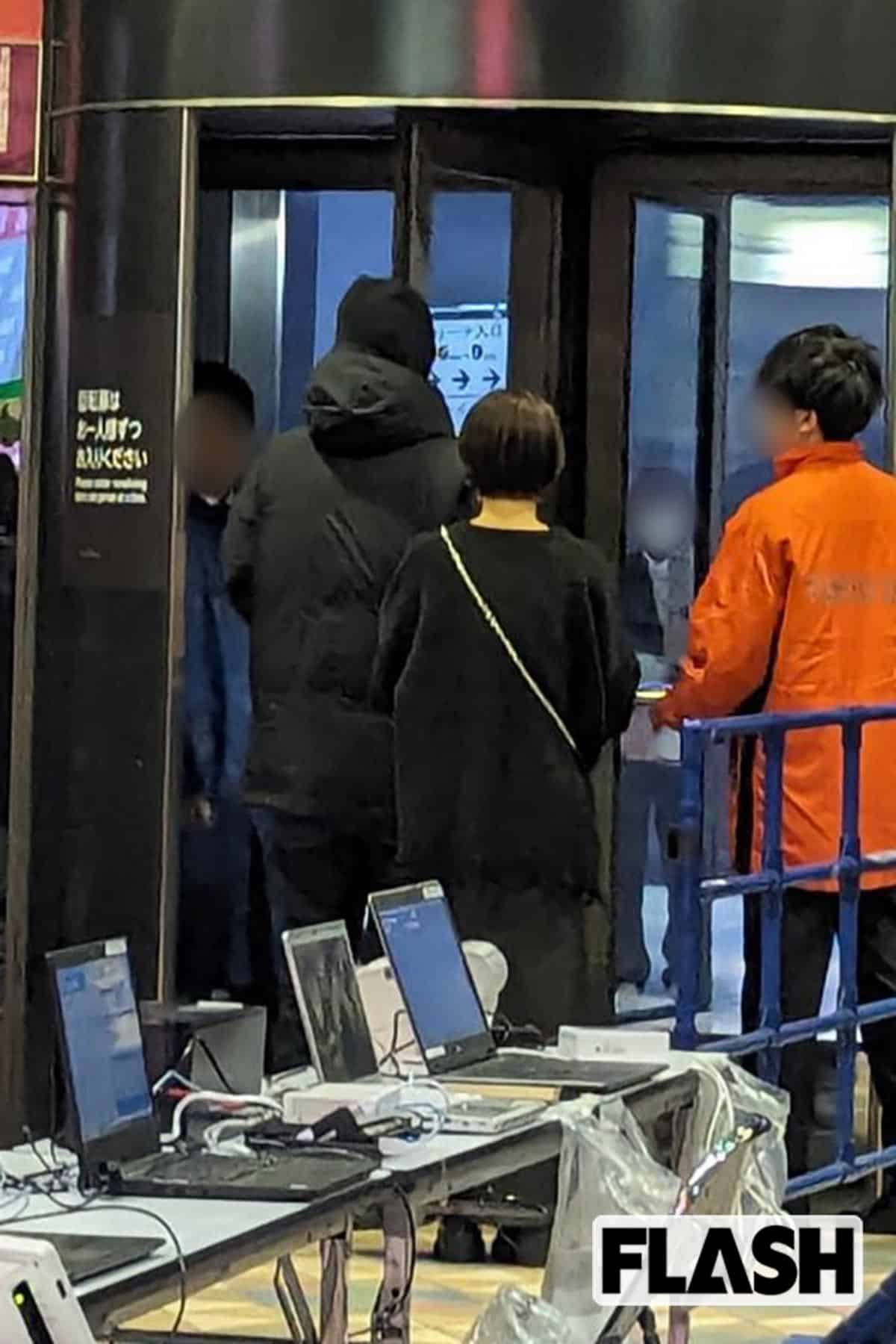 SexyZoneのコンサートを楽しむ浜辺美波（写真・吉田 豊）