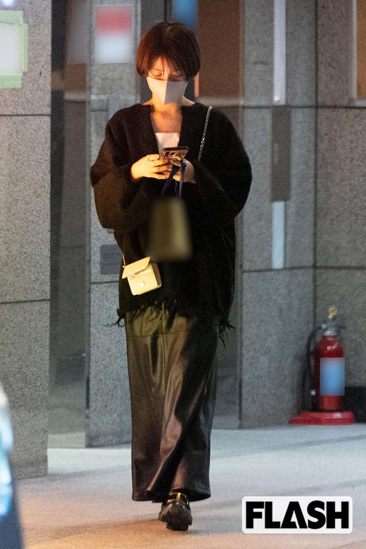 ライブ鑑賞後に単身、会場を後にする浜辺美波（写真・吉田 豊）