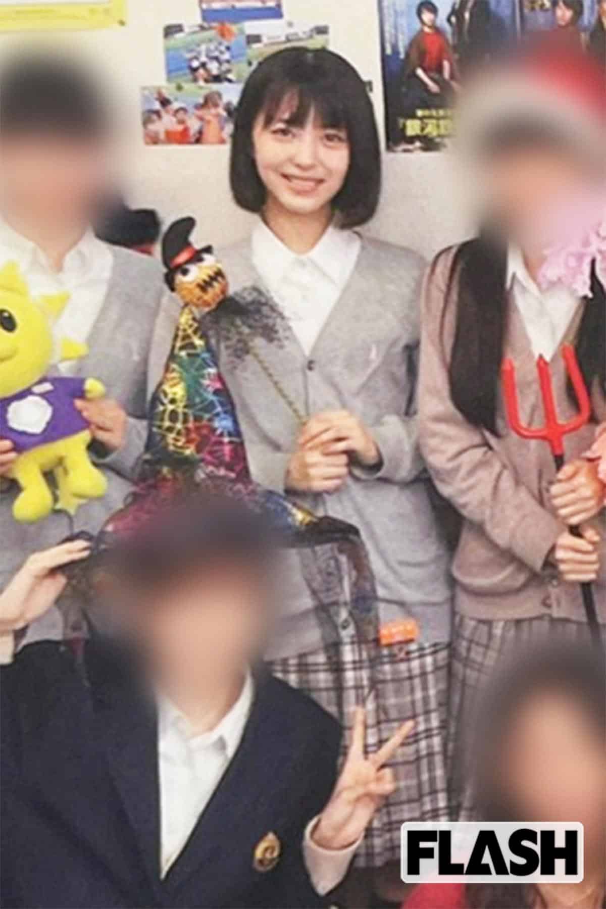 高校時代、クラスメイトに囲まれる浜辺