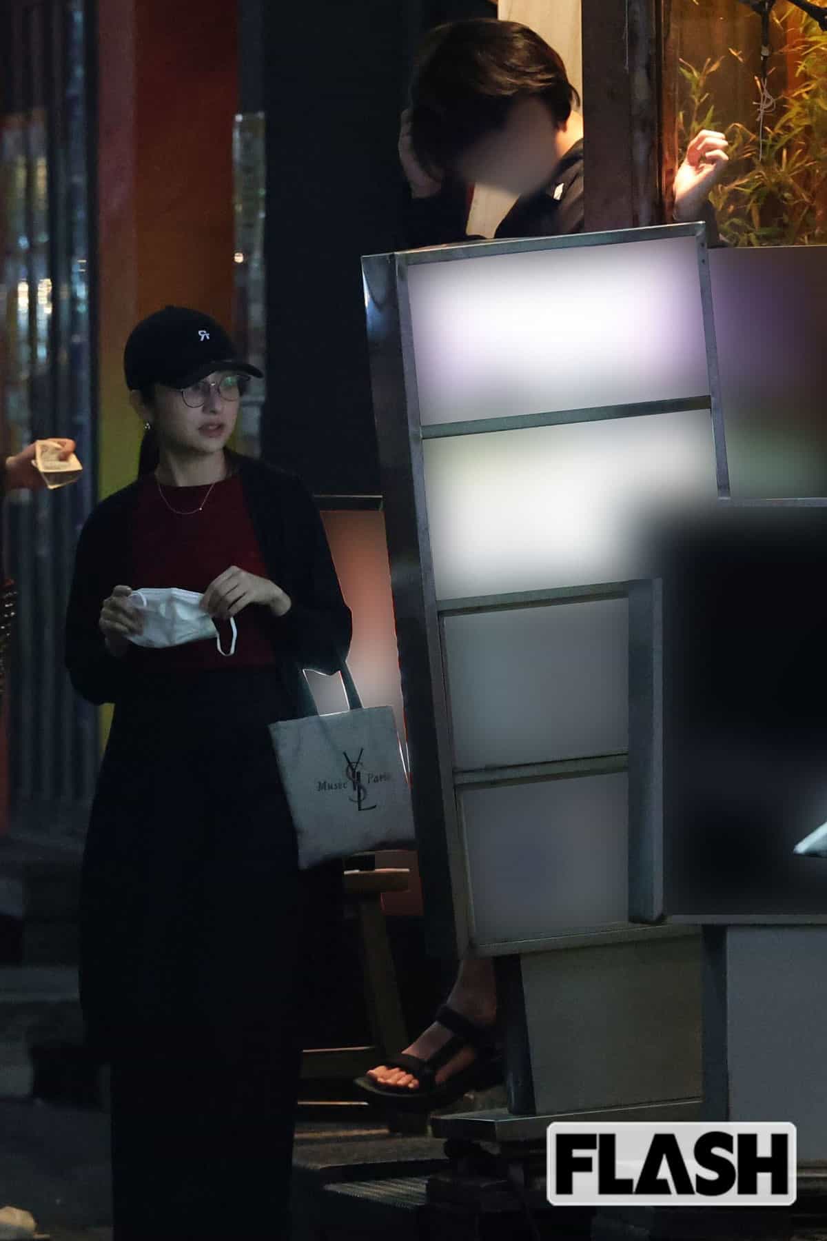 1時間ほど飲み会を楽しんだ“ミスター慶應”彼氏と日比麻音子アナ（写真・伊藤 修）