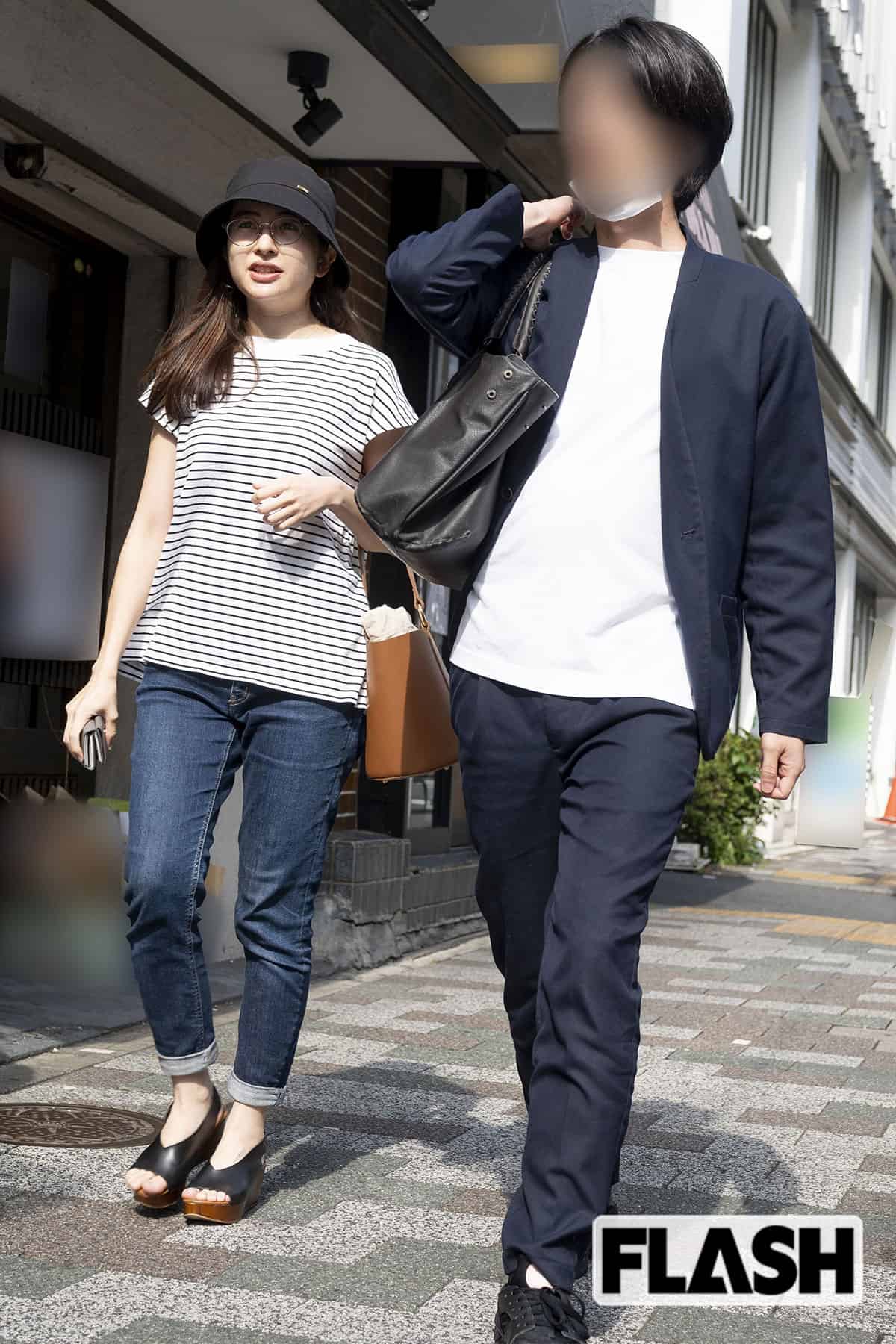 昼食でカレーを平らげた日比麻音子アナと“ミスター慶應”彼氏。カフェでコーヒーをテイクアウトすると帰路に就いた