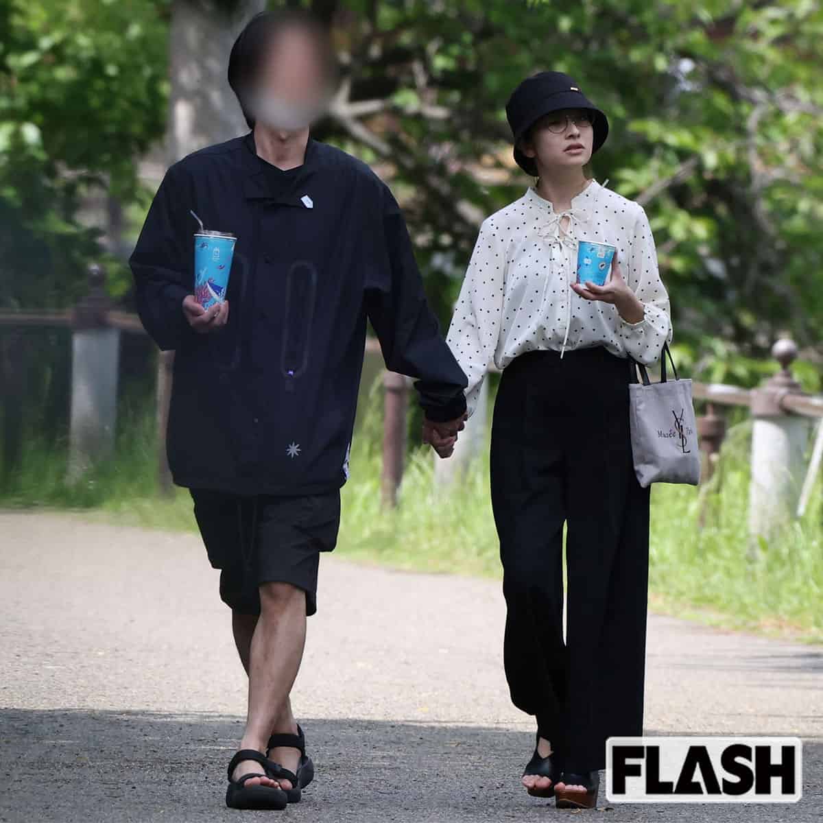 公園で散歩する日比麻音子アナと“ミスター慶應”彼氏。日々の散歩がリフレッシュだという（写真・伊藤 修）