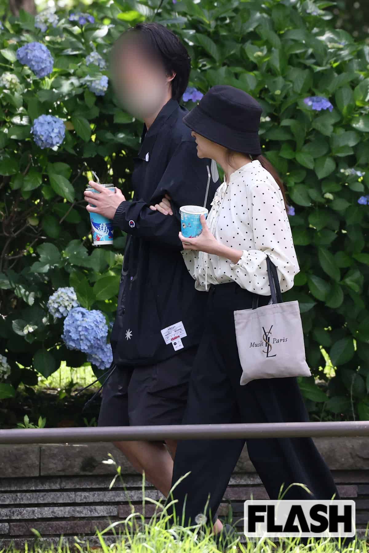 公園で散歩する日比麻音子アナと“ミスター慶應”彼氏。日々の散歩がリフレッシュだという（写真・伊藤 修）