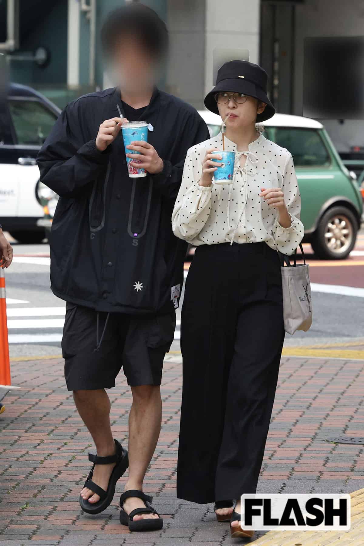 昼食でラーメンを食べた後、2人で同じコーヒーを飲む日比麻音子アナと“ミスター慶應”彼氏（写真・伊藤 修）