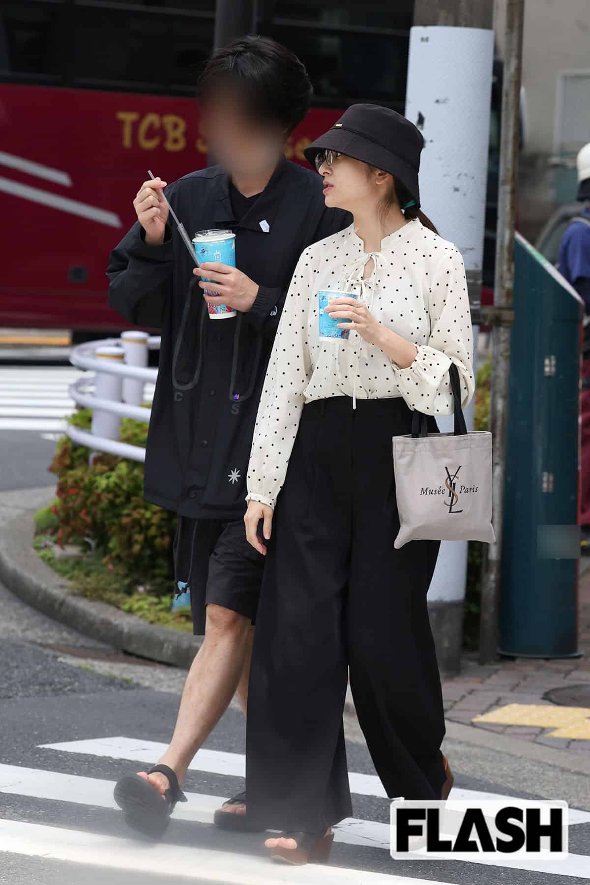 昼食でラーメンを食べた後、2人で同じコーヒーを飲む日比麻音子アナと“ミスター慶應”彼氏（写真・伊藤 修）