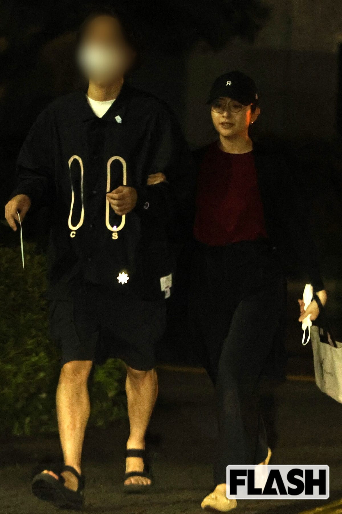 “ミスター慶應”彼氏と腕を組む日比麻音子アナ。居酒屋に向かった（写真・伊藤 修）