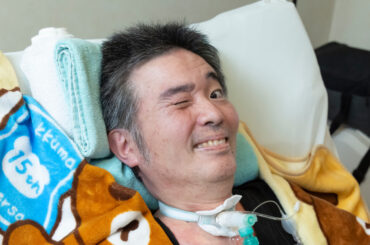 ALS公表から６年半、ニャンちゅう声優・津久井教生が「右手」「右手中指」でなく「右手中指の先」が完全に動かなくなったという意味（FRaU編集部） | FRaU