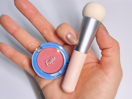 40代の美人メイクは、血色チークの質感が決め手になる！春の新作プチプラチークで“見せたくなる頬”を作る【Fujiko・FASIO】_img1