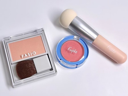 40代の美人メイクは、血色チークの質感が決め手になる！春の新作プチプラチークで“見せたくなる頬”を作る【Fujiko・FASIO】_img0