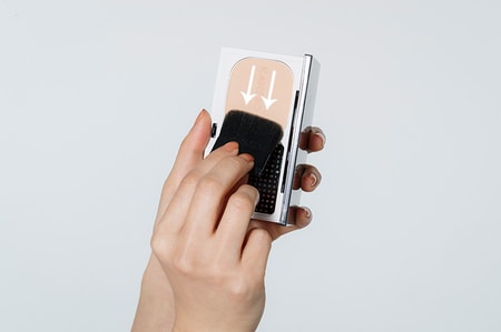 ヘアメイク長井かおりさんが太鼓判！　大人のするんと毛穴レス肌は、KANEBOの“ジェル粉ファンデ”で叶う！ [PR]_img3