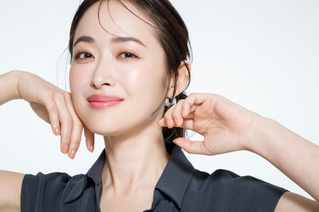 ヘアメイク長井かおりさんが太鼓判！　大人のするんと毛穴レス肌は、KANEBOの“ジェル粉ファンデ”で叶う！ [PR]_img0