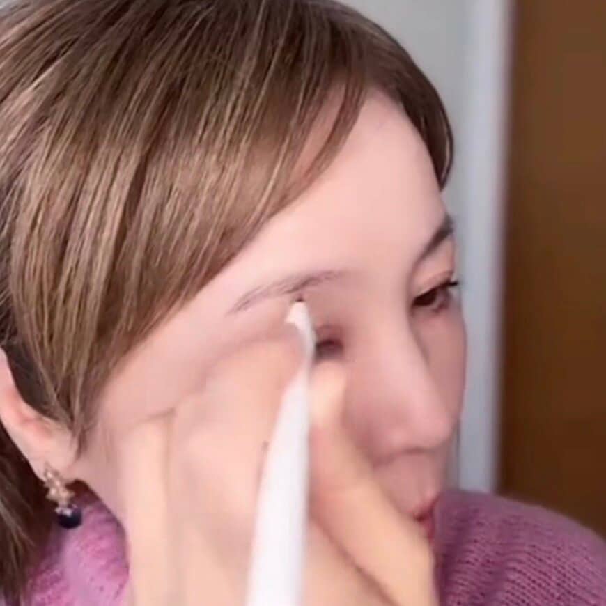 【眉メイク】50代60代が真似したい「リキッドアイブロウライナー」の使い方を解説！1本で自然な眉をつくるには？