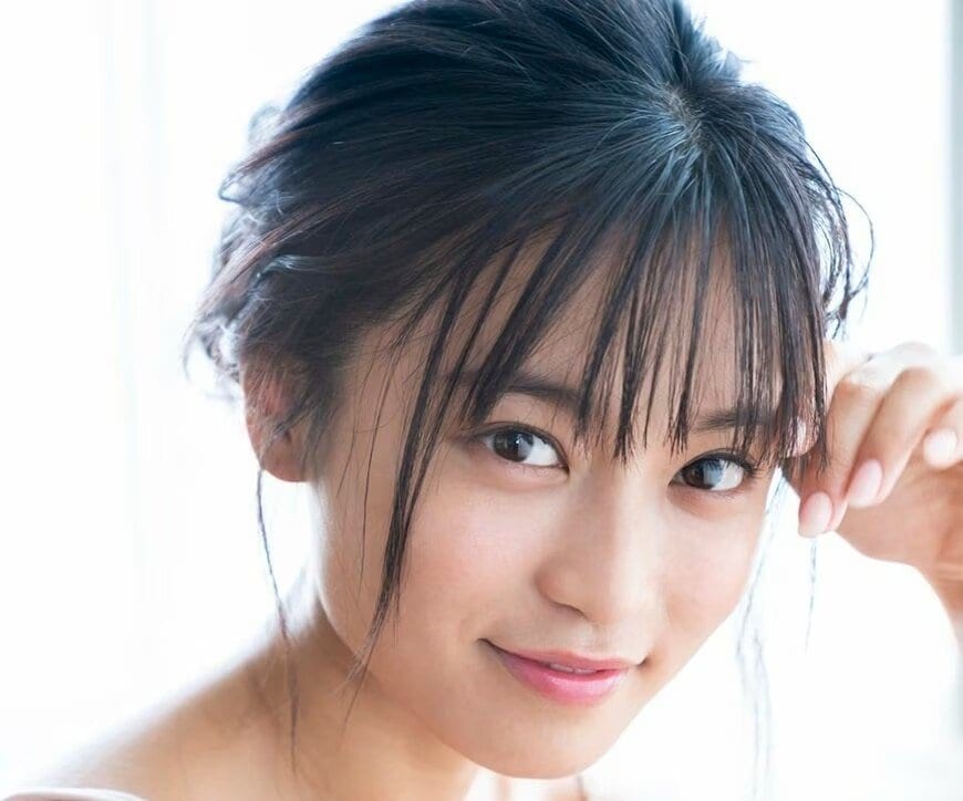 小島瑠璃子、美スタイル際立つ…タンクトップ姿＆“さくら色”ヘアショットに「バッチリお似合い」「笑顔が最高」SNSで反響続々