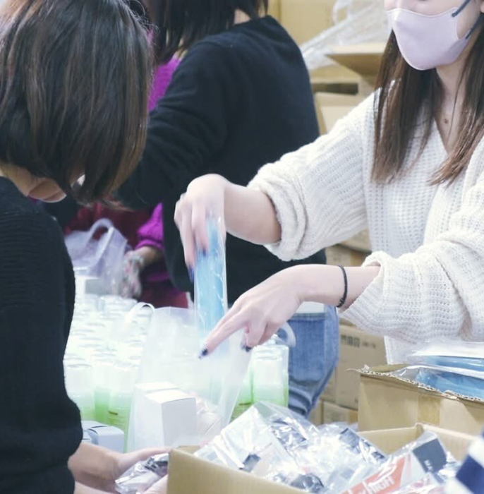 梱包している画像