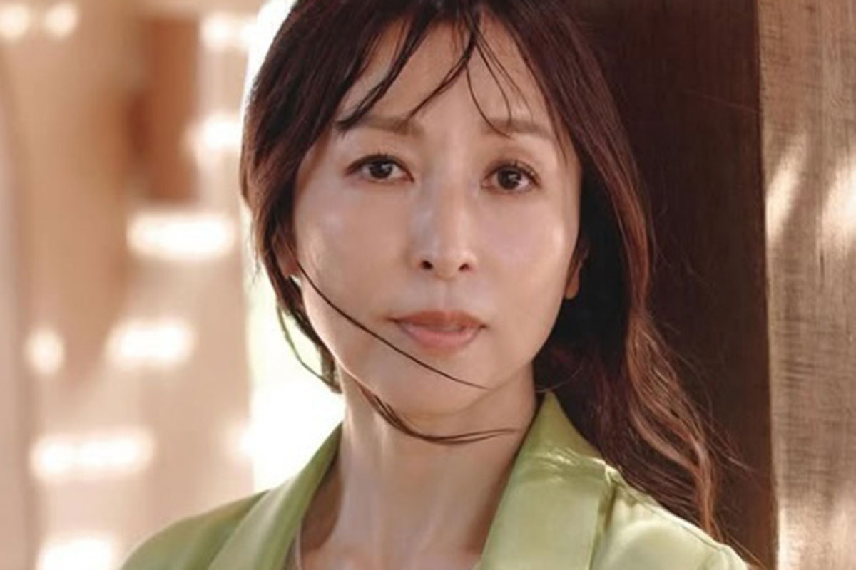 “補正下着みたい” と物議をかもした、かとうれいこのベージュ色水着（写真・本人Instagramより）