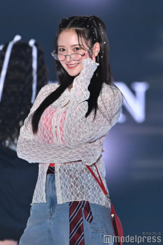乃木坂46金川紗耶、メガネ×ハーフツインで雰囲気ガラリ 無邪気な笑顔で魅了【TGC2026 S/S】