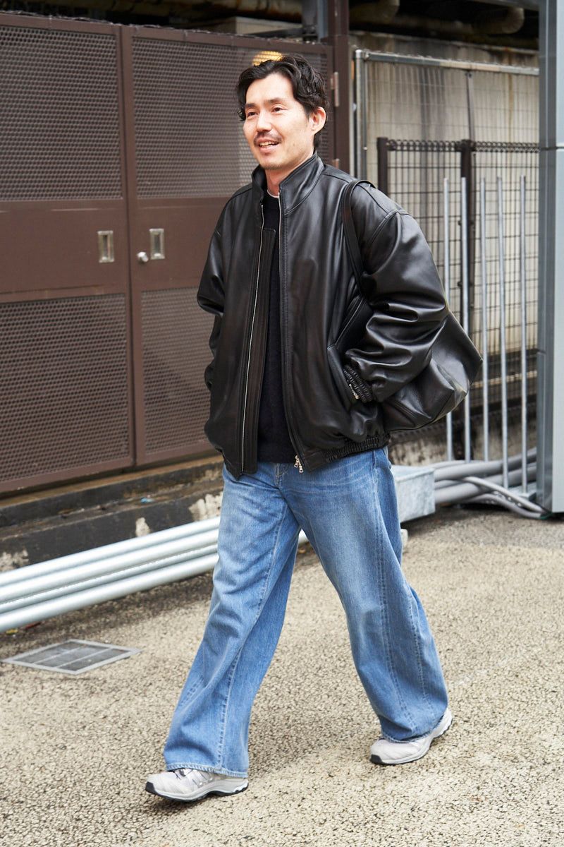 ジャケット、ニット、パンツ＝すべてシュタイン