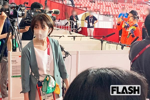 卓球の混合ダブルスで優勝した水谷隼・伊藤美誠ペアを背に、どこか疲れた様子の宮司アナ（2021年）