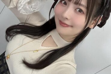 人気声優・上坂すみれ、ミニスカ×セーラー服姿で...流し目にドキっ　「違和感が無い」「最高に可愛い」: J-CAST ニュース