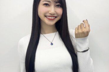 雨宮天が本物の青いアクセサリーを身に着けています