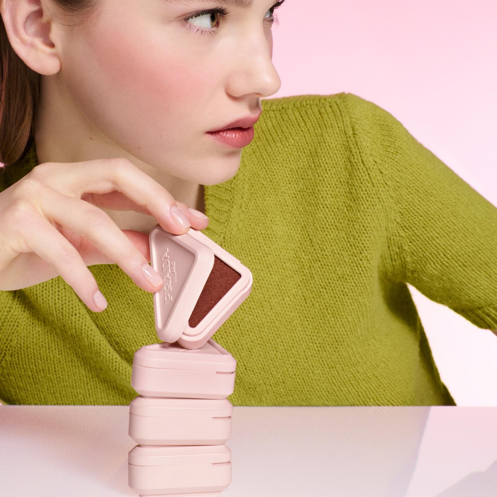 プラダ ビューティ26年夏コスメ、クリームtoパウダーの新感覚3WAYチーク「プラダ タッチ」誕生 | 写真