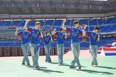 HYBEが手掛ける新世代J-POPボーイズグループaoen 日産スタジアムで開催されたJリーグでエネルギッシュなパフォーマンスを披露！新曲「Youth」サプライズ披露で『BEYBLADE X』との新たなプロジェクトを示唆 疾走感あふれる爽やかな新曲「Youth」が彩る『BEYBLADE X』との新たなプロジェクト、3月21日（土）の全貌解禁に注目が高まる