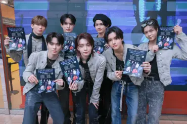 HYBEが手掛ける新世代J-POPボーイズグループaoen 2nd Single「秒で落ちた」発売と47都道府県ツアーの開催決定を記念して、aoenメンバーが渋谷で”超青いビラ”配りを実施！