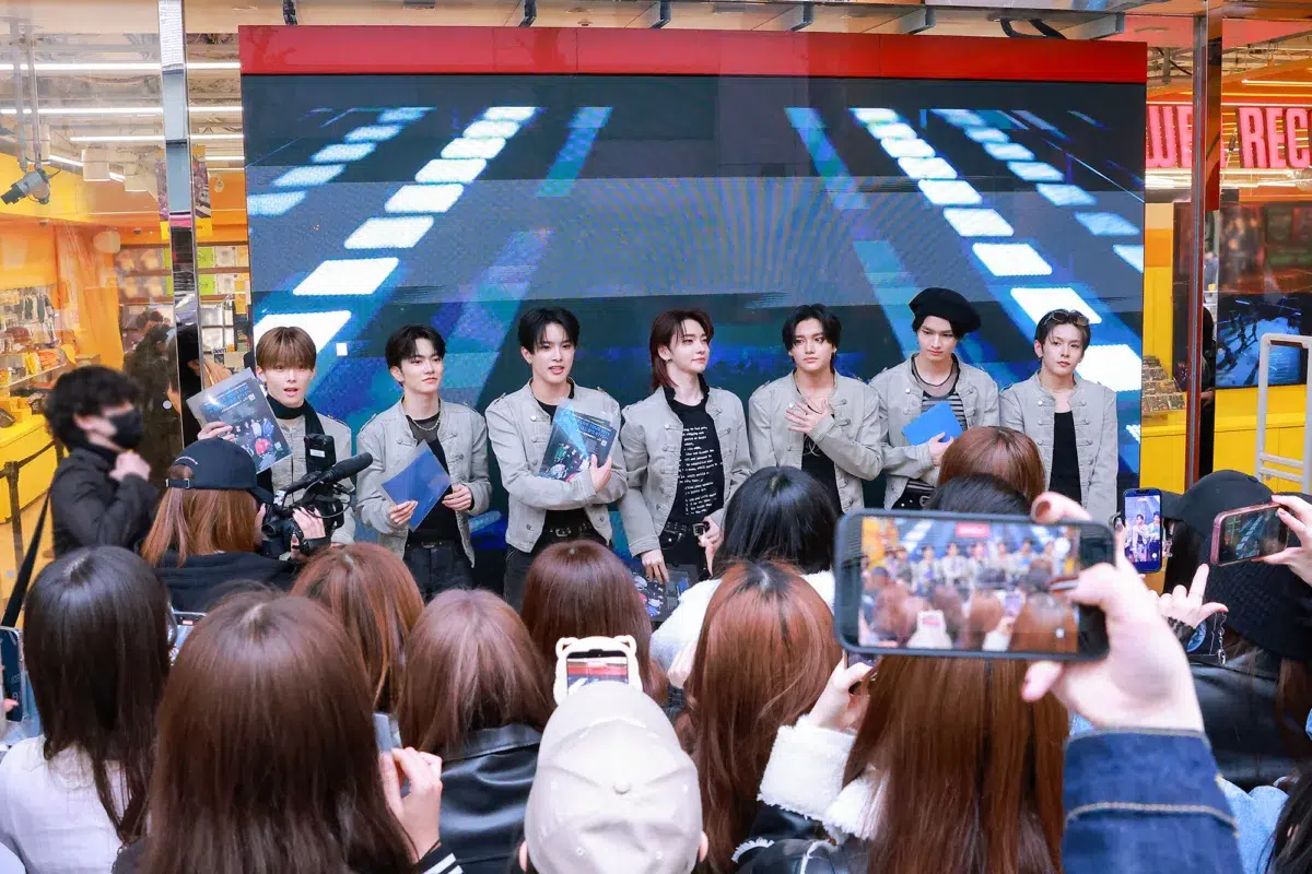 HYBEが手掛ける新世代J-POPボーイズグループaoen 2nd Single「秒で落ちた」発売と47都道府県ツアーの開催決定を記念して、aoenメンバーが渋谷で”超青いビラ”配りを実施！