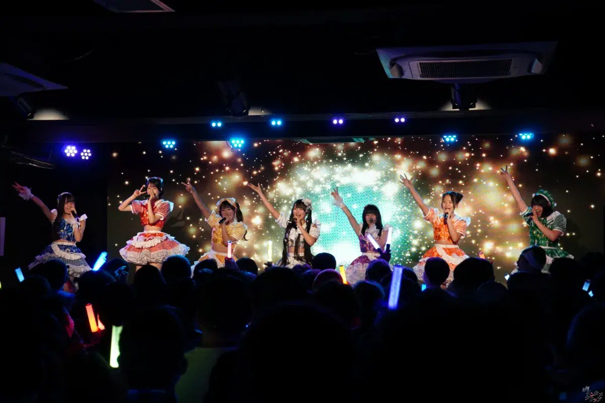 平均年齢14歳の7人組アイドル「チキータ」が結成1周年！ 超満員の渋谷で新衣装＆新曲を初披露