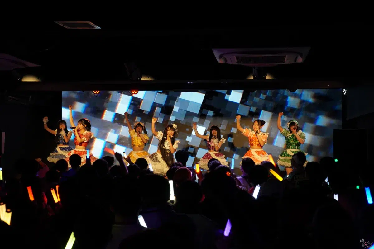 平均年齢14歳の7人組アイドル「チキータ」が結成1周年！ 超満員の渋谷で新衣装＆新曲を初披露