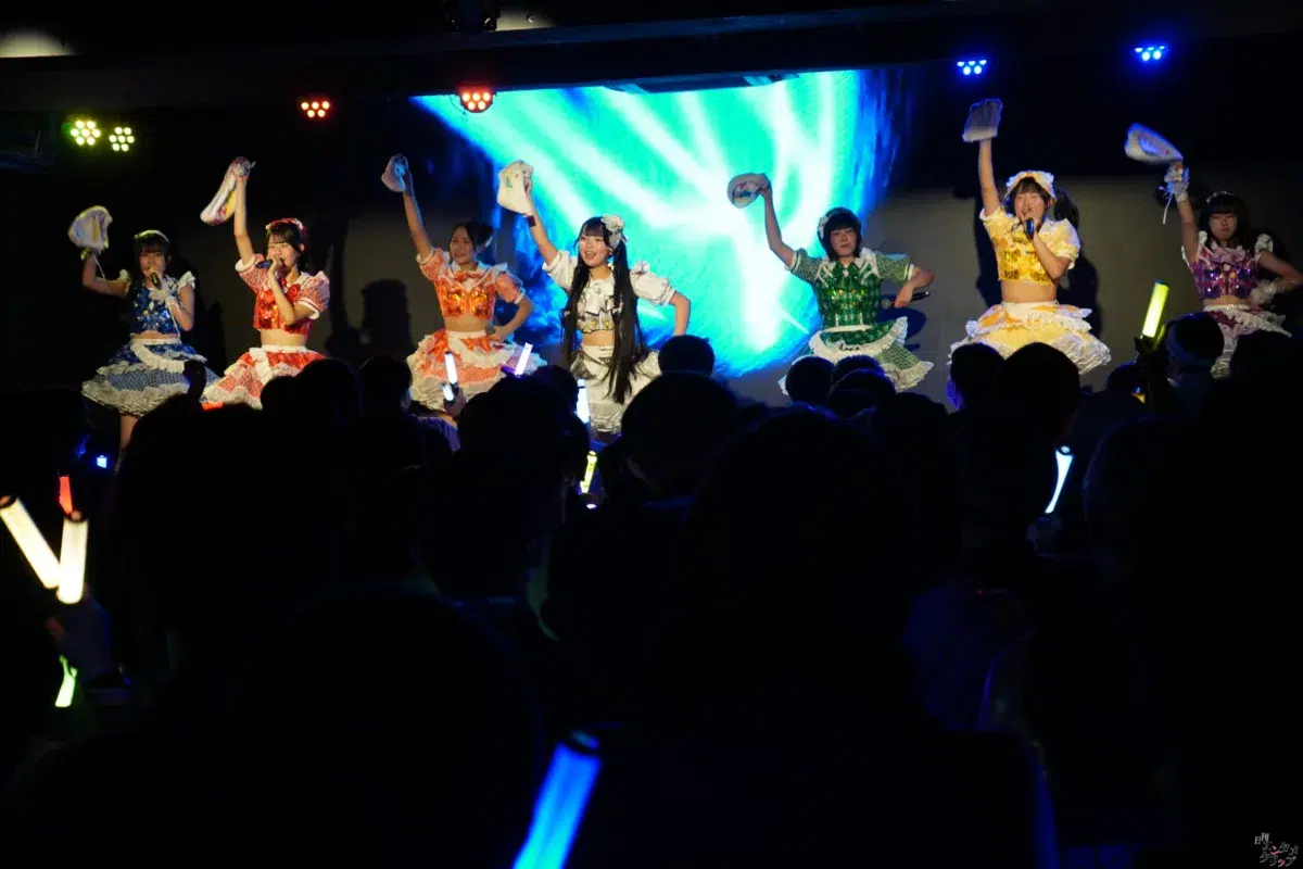 平均年齢14歳の7人組アイドル「チキータ」が結成1周年！ 超満員の渋谷で新衣装＆新曲を初披露
