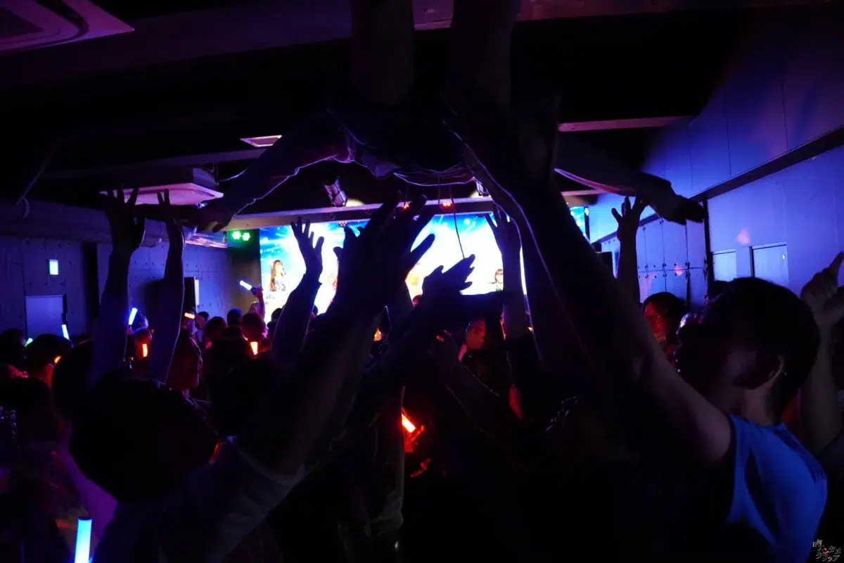 平均年齢14歳の7人組アイドル「チキータ」が結成1周年！ 超満員の渋谷で新衣装＆新曲を初披露