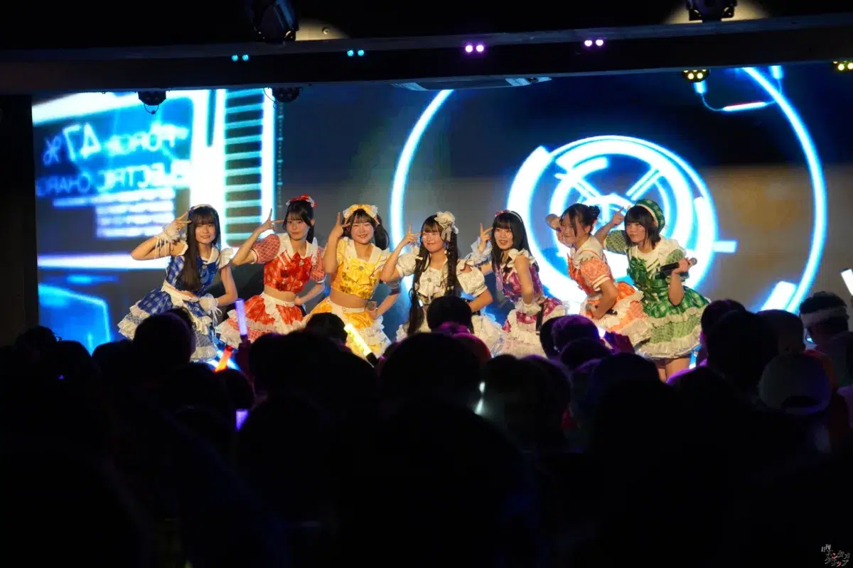 平均年齢14歳の7人組アイドル「チキータ」が結成1周年！ 超満員の渋谷で新衣装＆新曲を初披露