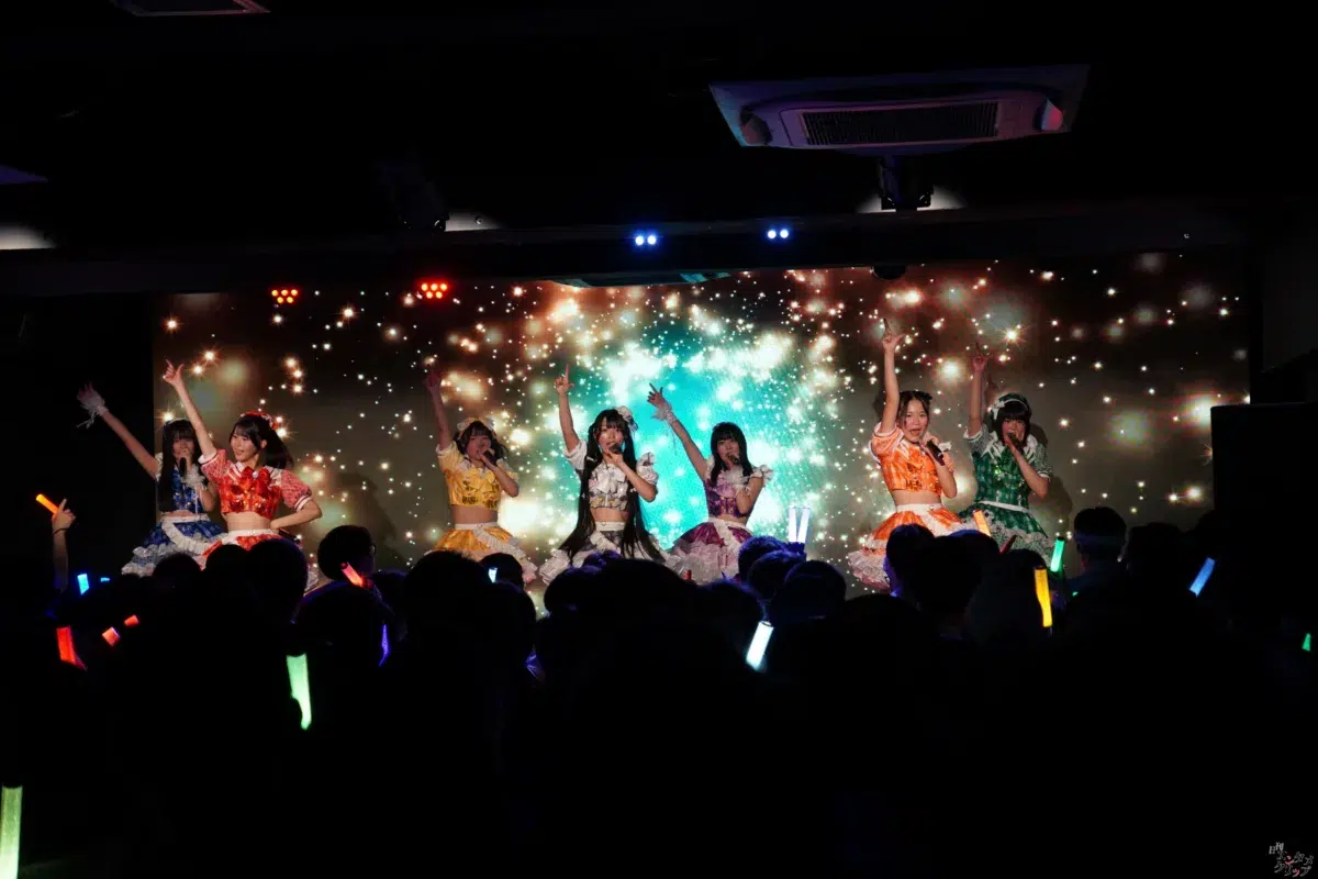 平均年齢14歳の7人組アイドル「チキータ」が結成1周年！ 超満員の渋谷で新衣装＆新曲を初披露