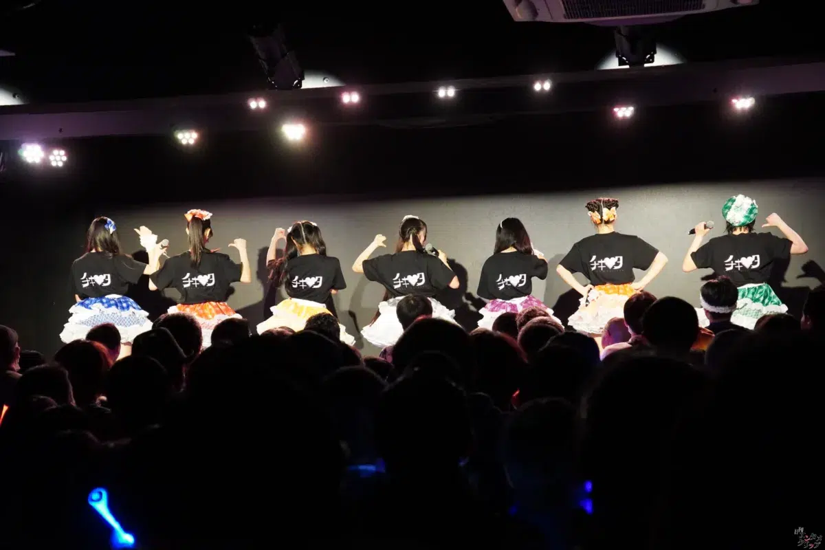 平均年齢14歳の7人組アイドル「チキータ」が結成1周年！ 超満員の渋谷で新衣装＆新曲を初披露