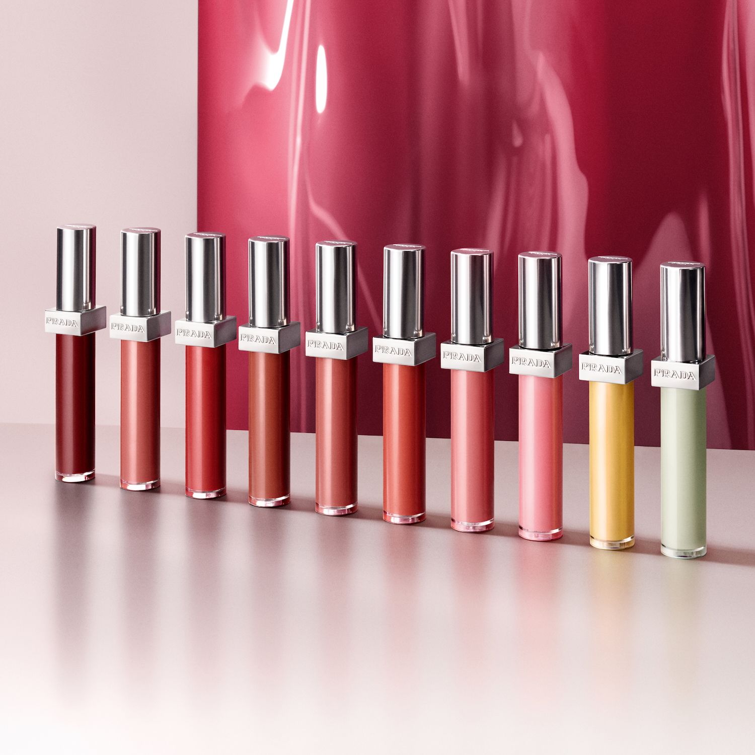 プラダ ビューティからブランド初のリップグロスがデビュー