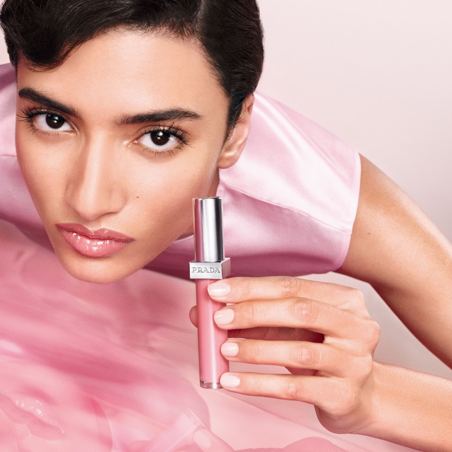 プラダ ビューティからブランド初のリップグロスがデビュー