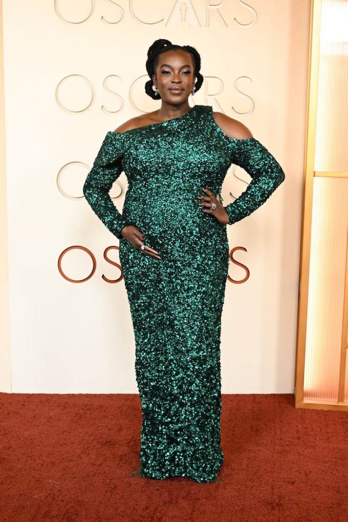 ルイ・ヴィトンのドレスで2026年アカデミー賞に出席したウンミ・モサク