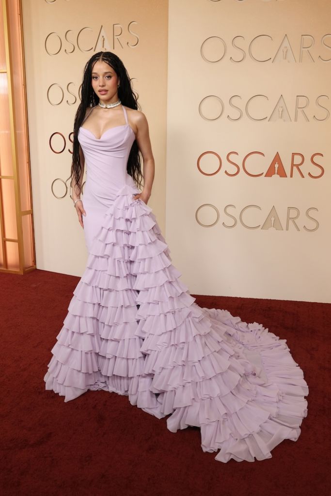 ルイ・ヴィトンのドレスで2026年アカデミー賞授賞式に出席したチェイス・インフィニティ