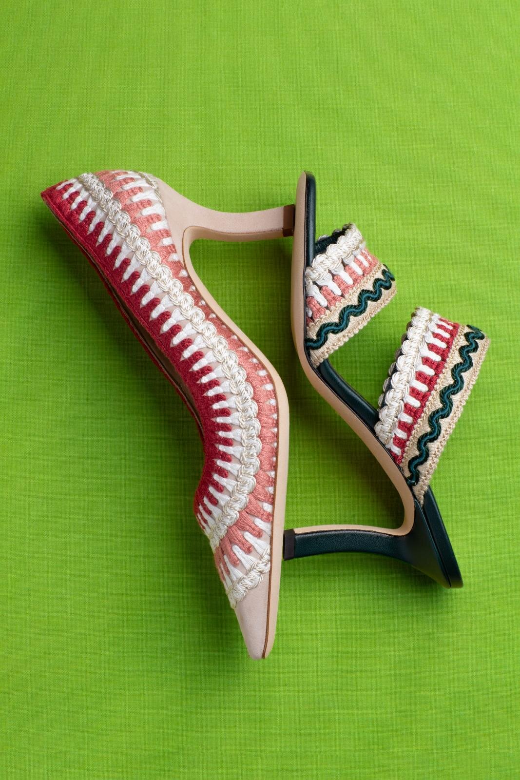 マノロ ブラニク”マチュピチュの民族衣装”着想シューズ、編み込みリボンのサンダルやパンプス｜写真1