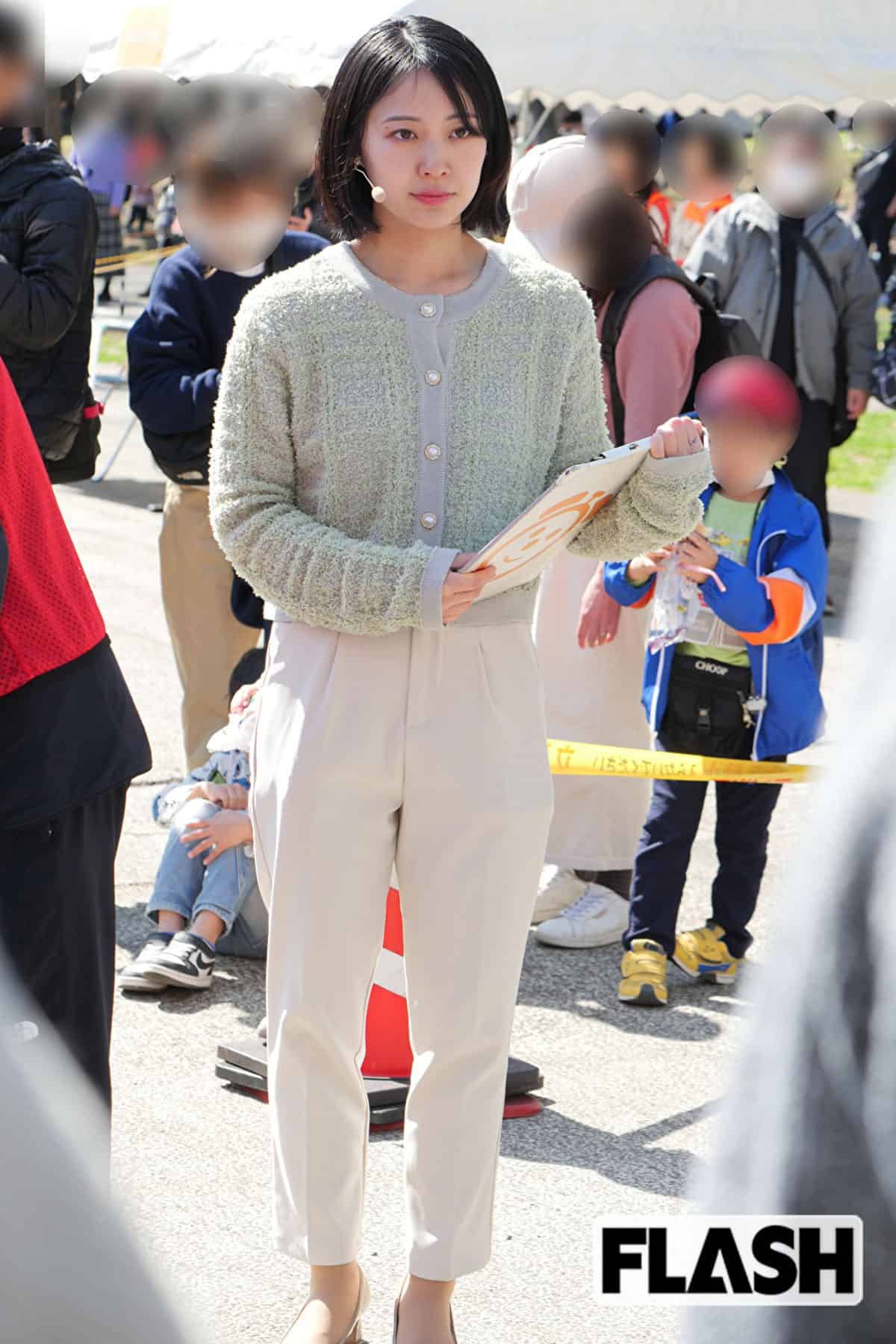 真剣な表情でイベントの様子を見つめる高崎春アナ