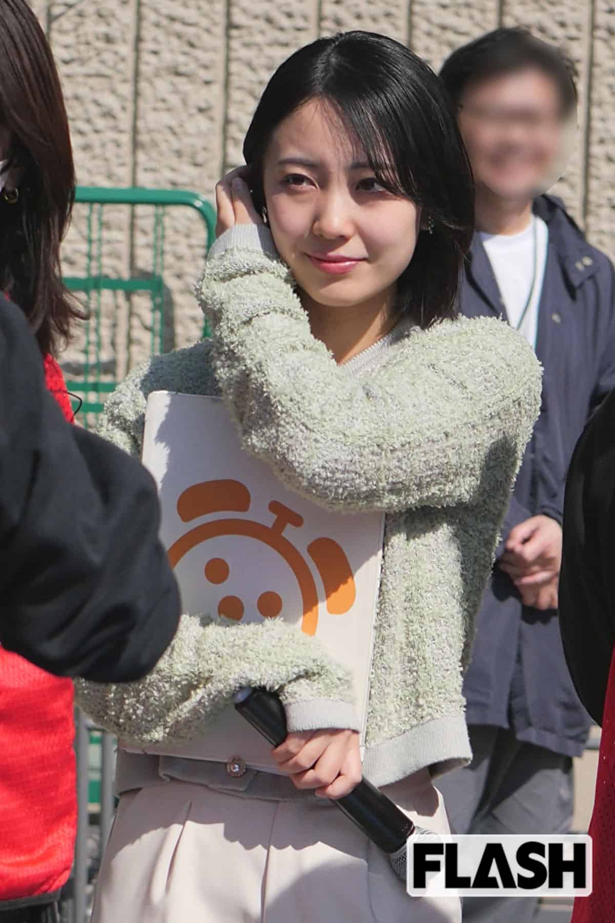 髪の毛をかき上げる高崎春アナ