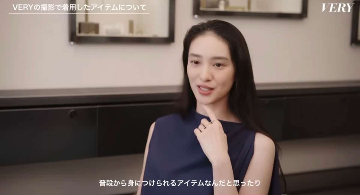 ほぼすっぴんのナチュラルメイクを披露した武井咲(画像・YouTube「雑誌VERY公式チャンネル」より)