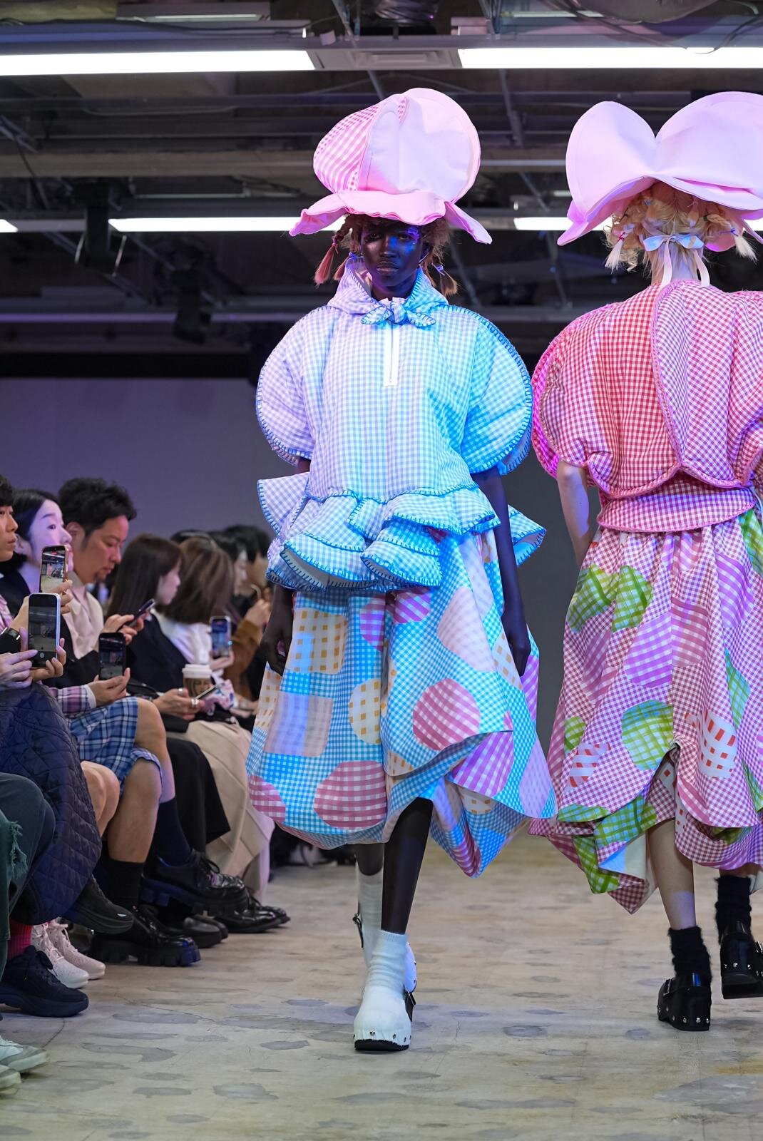 タオ 2026-27年秋冬ウィメンズコレクション、「丸」から生み出す服 | 写真