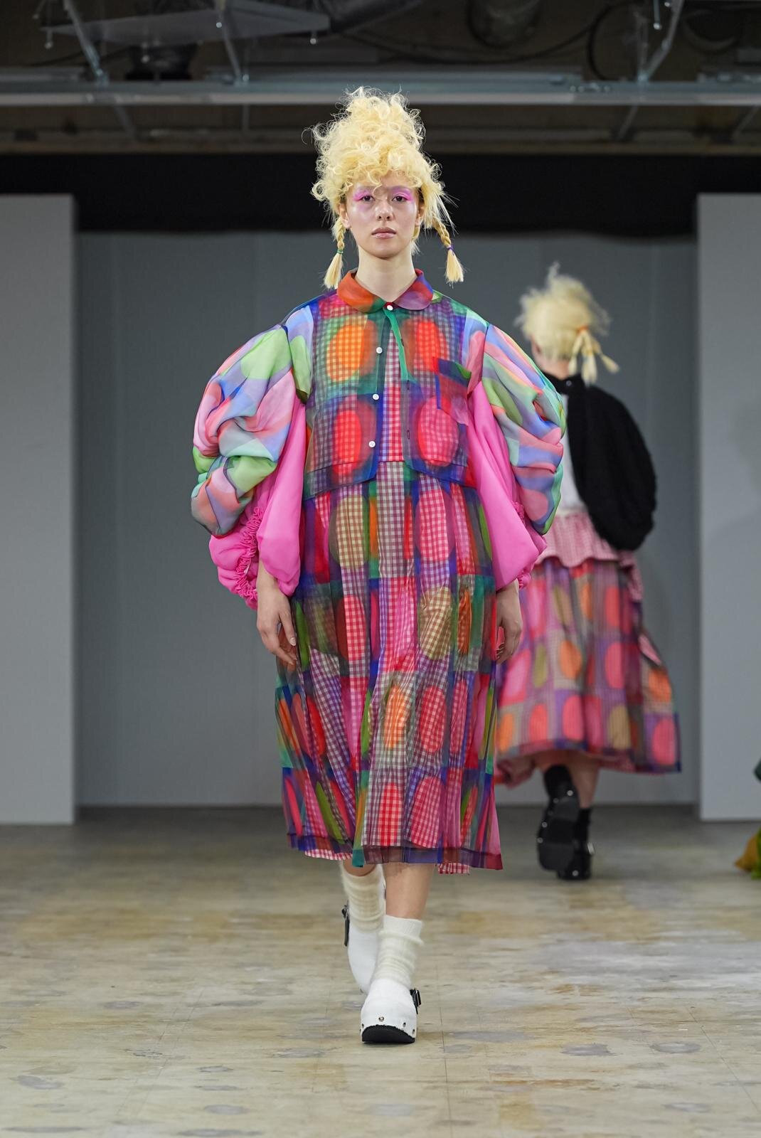 タオ 2026-27年秋冬ウィメンズコレクション、「丸」から生み出す服 | 写真