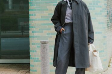 イエローの差し色がかわいい《ヴェジャ》のスニーカーで、ワントーンコーデをブラッシュアップ【FUDGE 4月号連動企画-いま欲しいバックパックとスニーカー | DAY 01】 | FUDGE FRIEND | ファッション